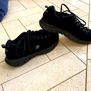 Pair of Black Skechers Elite Memory Foam- size 8
